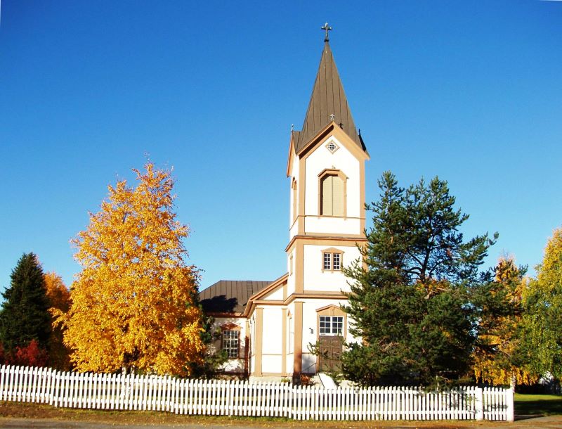 Kittilän kirkko syksyllä